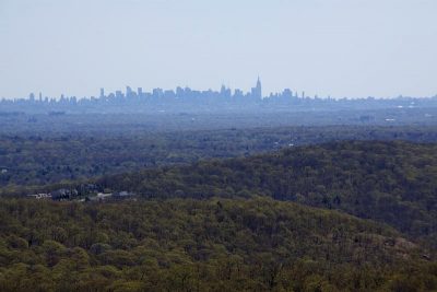 Zoom into NYC skyline from Ilgenstein Rock